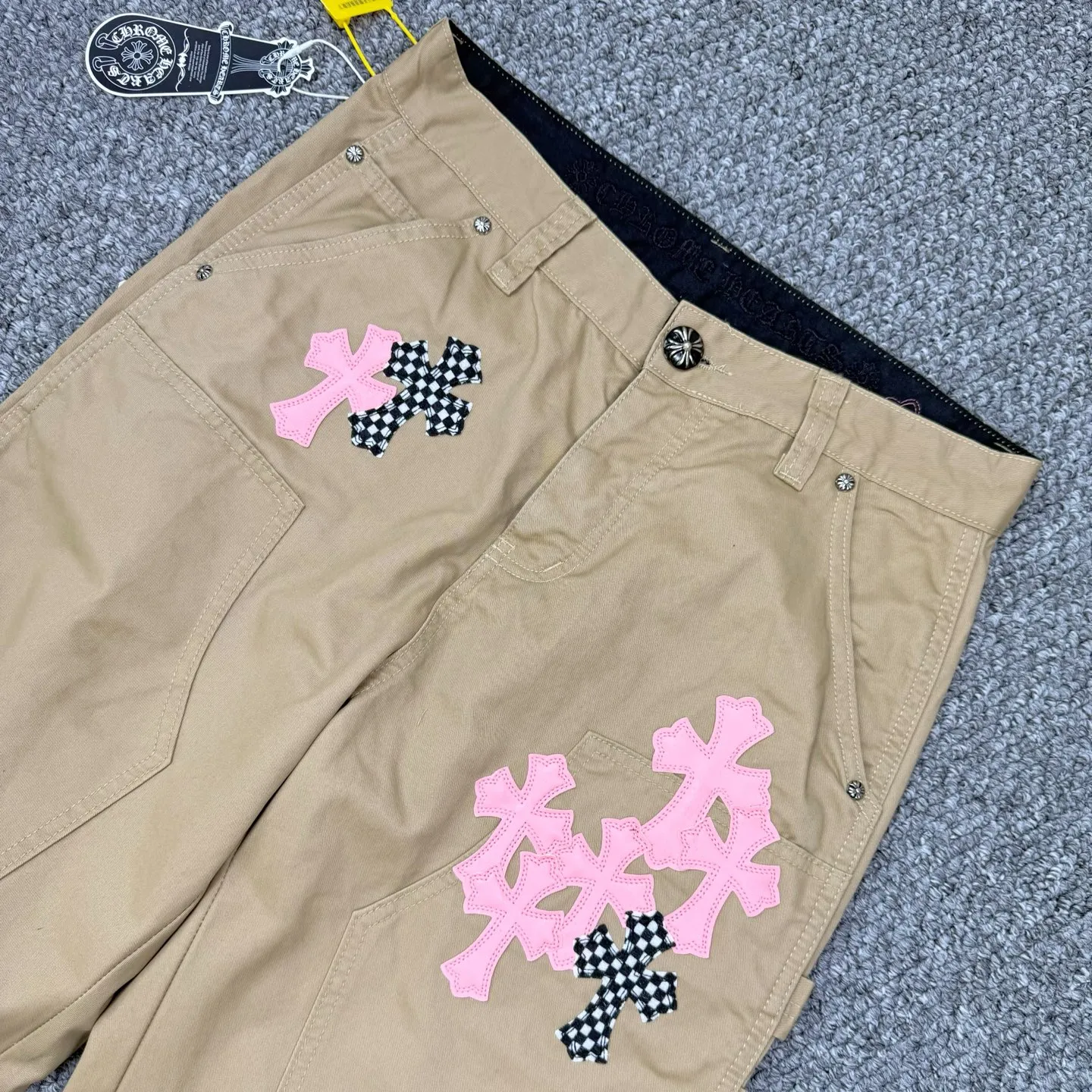 P260 Style number: H837 ChromeHearts & ChromeHearts 2025 new khaki logging pink checkerboard cross-leaf leather couple's loose jeans Top ceiling quality Styles with different wash textures are very friendly to people with thin legs and thick legs. The straight and loose version is very flattering to the leg shape. Moderate length that never goes out of style, easy to match with casually, basic styling for various styles, a must-have in the wardrobe! The fabric is stiff but also makes the upper body soft without losing texture. The washing process is even more perfect. It is a must-have item for everyone! ! ! Washed wheat, hang tag, pants label, three labels complete Color: Khaki Size: 28-30-32-34